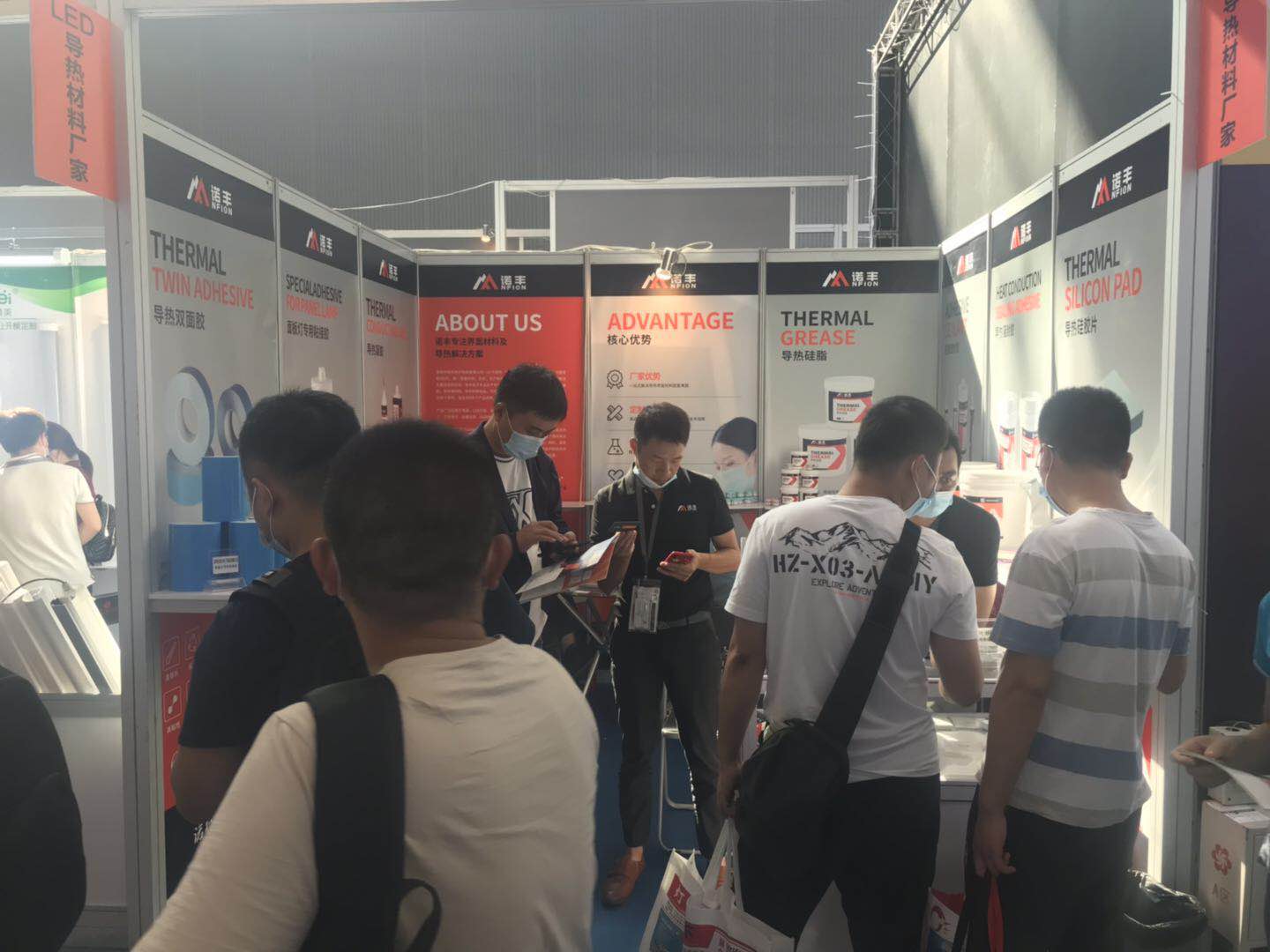 光亚展期间，客户在诺丰展厅寻找目标导热材料