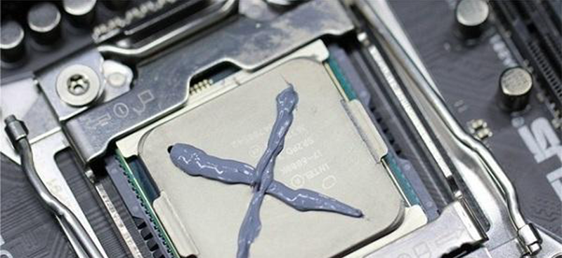 导热硅脂涂抹法：十字涂法